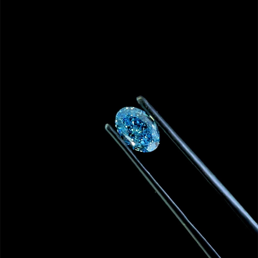 Loose Diamond - OVAL 1.09ct Fancy Vivid Blue VS1: Loose Diamond - OVAL 1.09ct Fancy Vivid Blue VS1 Source: This is a real non-mined Diamond that has been grown in a lab Shape: OVAL Carats: 1.09 Color: Fancy Vivid Blue Certification: IGI The Diamond D