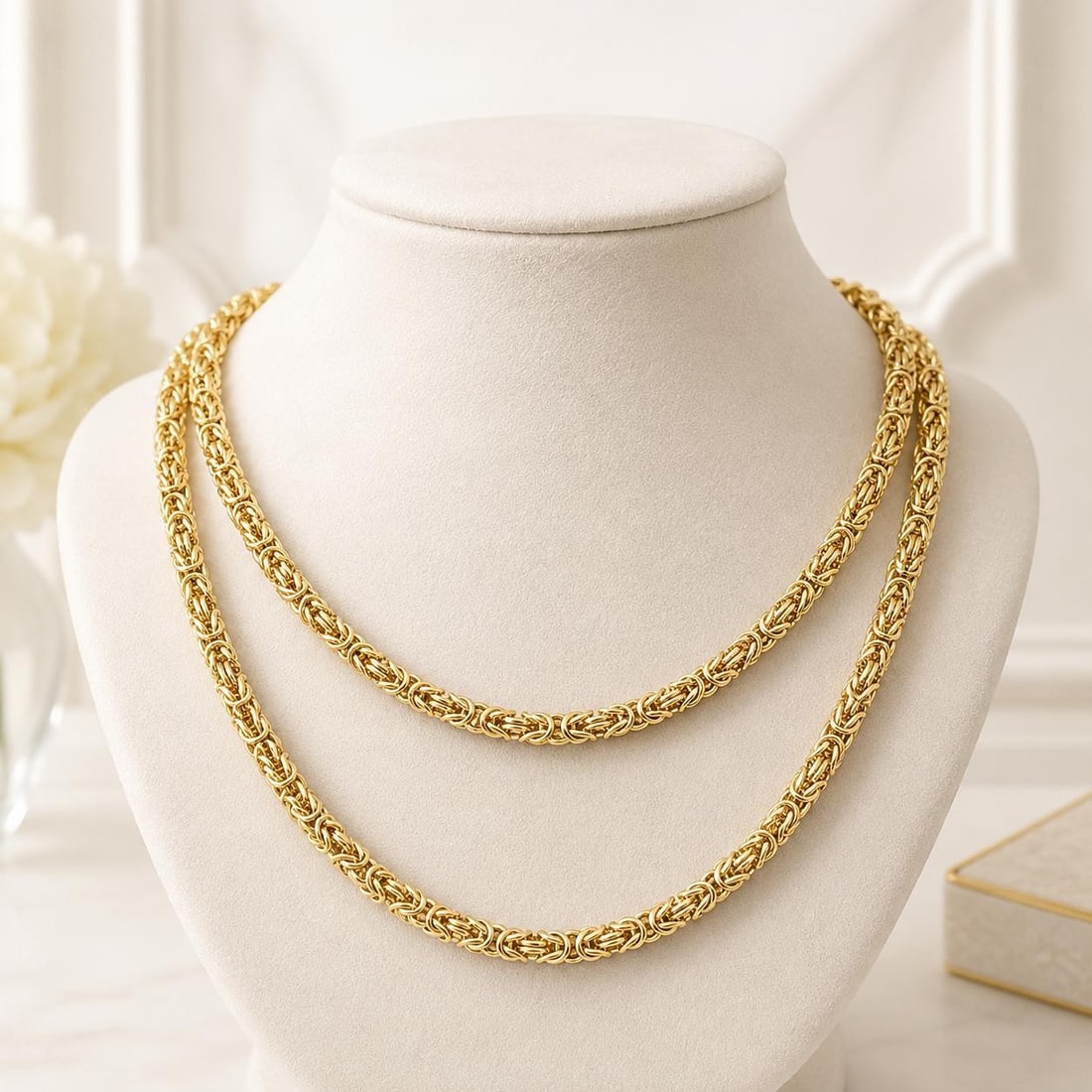 14k Yellow Gold Byzantine Link Necklace 30in 4mm Squared: 14k Yellow Gold Byzantine Link Necklace 30in 4mm Squared Pre-owned unisex chain necklace crafted in 14k solid yellow gold with a squared Byzantine link design. This continuous slip-over necklace has n