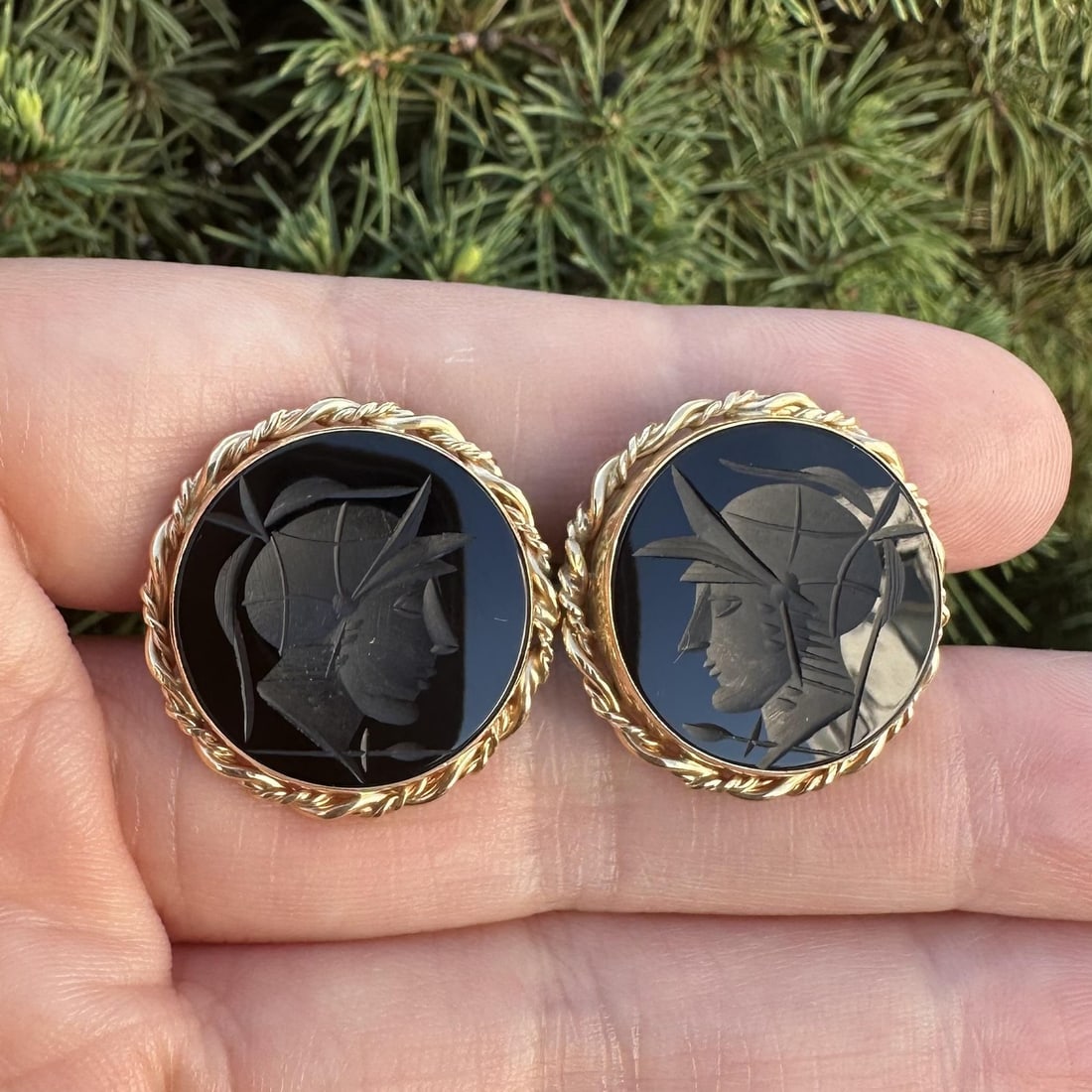 Vintage 13-14k Yellow Gold Cufflinks Black Hardstone Intaglio Knight Motif: Vintage 13-14k Yellow Gold Cufflinks Black Hardstone Intaglio Knight Motif Vintage men's cufflinks featuring carved black hardstone intaglios with a knight or Trojan motif, set in solid yellow gold wi