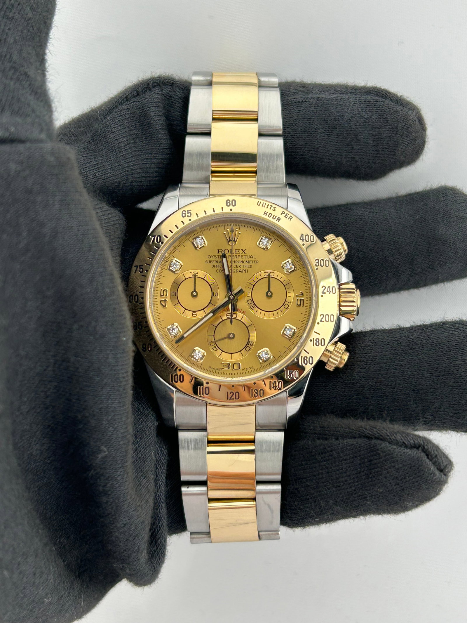 Rolex 116523 Daytona mens watch champagne diamond dial Oyster bracelet card: Rolex 116523 Daytona mens watch champagne diamond dial Oyster bracelet card Rolex Daytona wristwatch featuring a champagne diamond dial, fixed bezel, and Oyster bracelet. This men's watch is reference