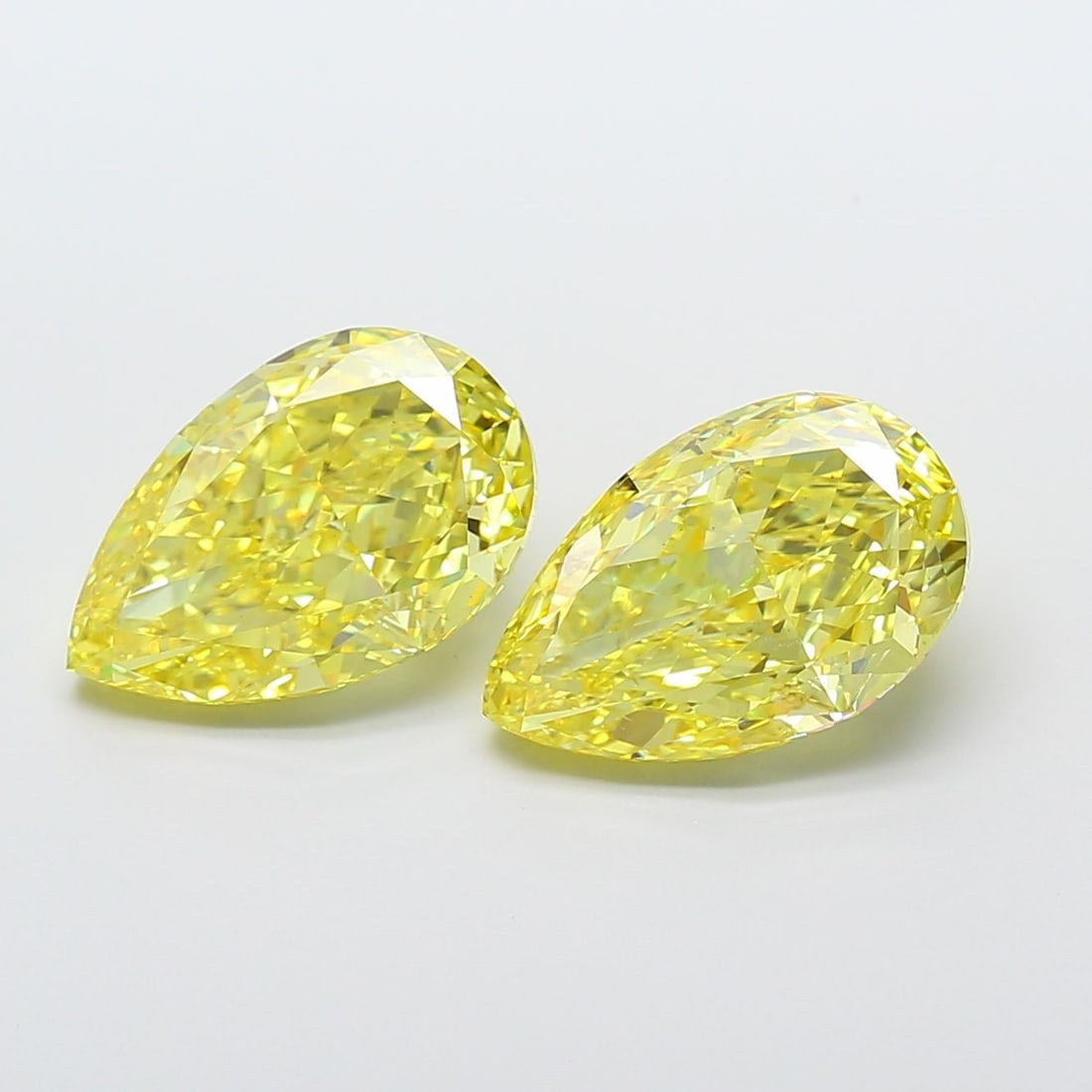 Loose Diamond - PEAR 5.06ct Fancy Vivid Yellow VS2: Loose Diamond - PEAR 5.06ct Fancy Vivid Yellow VS2 Source: This is a real non-mined Diamond that has been grown in a lab Shape: PEAR Carats: 5.06 Color: Fancy Vivid Yellow Certification: IGI Video: