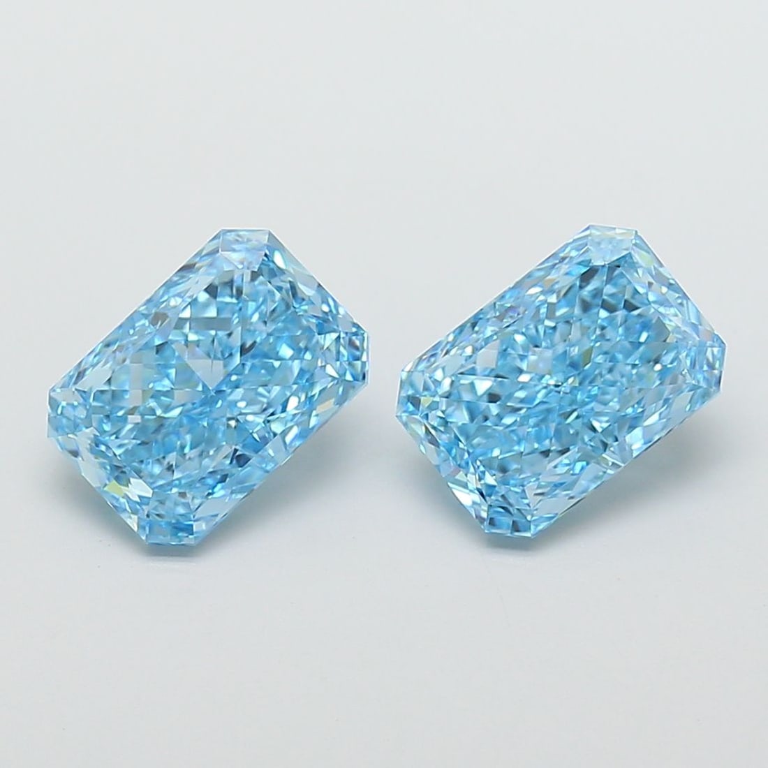 Loose Diamond - RADIANT 3.51ct Fancy Vivid Blue VS1: Loose Diamond - RADIANT 3.51ct Fancy Vivid Blue VS1 Source: This is a real non-mined Diamond that has been grown in a lab Shape: RADIANT Carats: 3.51 Color: Fancy Vivid Blue Certification: IGI Video: