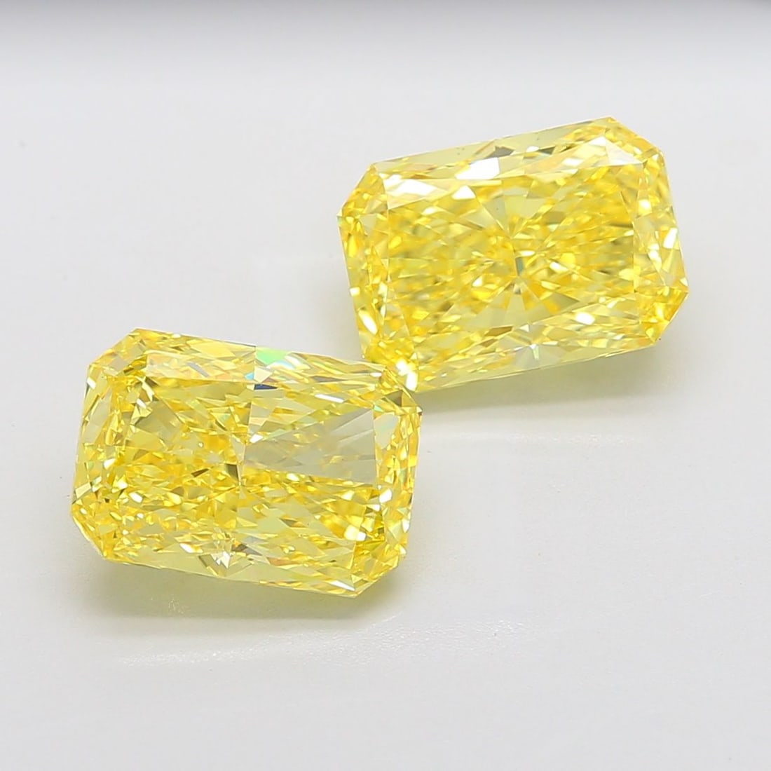Loose Diamond - RADIANT 5.04ct Fancy Vivid Yellow VS1: Loose Diamond - RADIANT 5.04ct Fancy Vivid Yellow VS1 Source: This is a real non-mined Diamond that has been grown in a lab Shape: RADIANT Carats: 5.04 Color: Fancy Vivid Yellow Certification: IGI Vid
