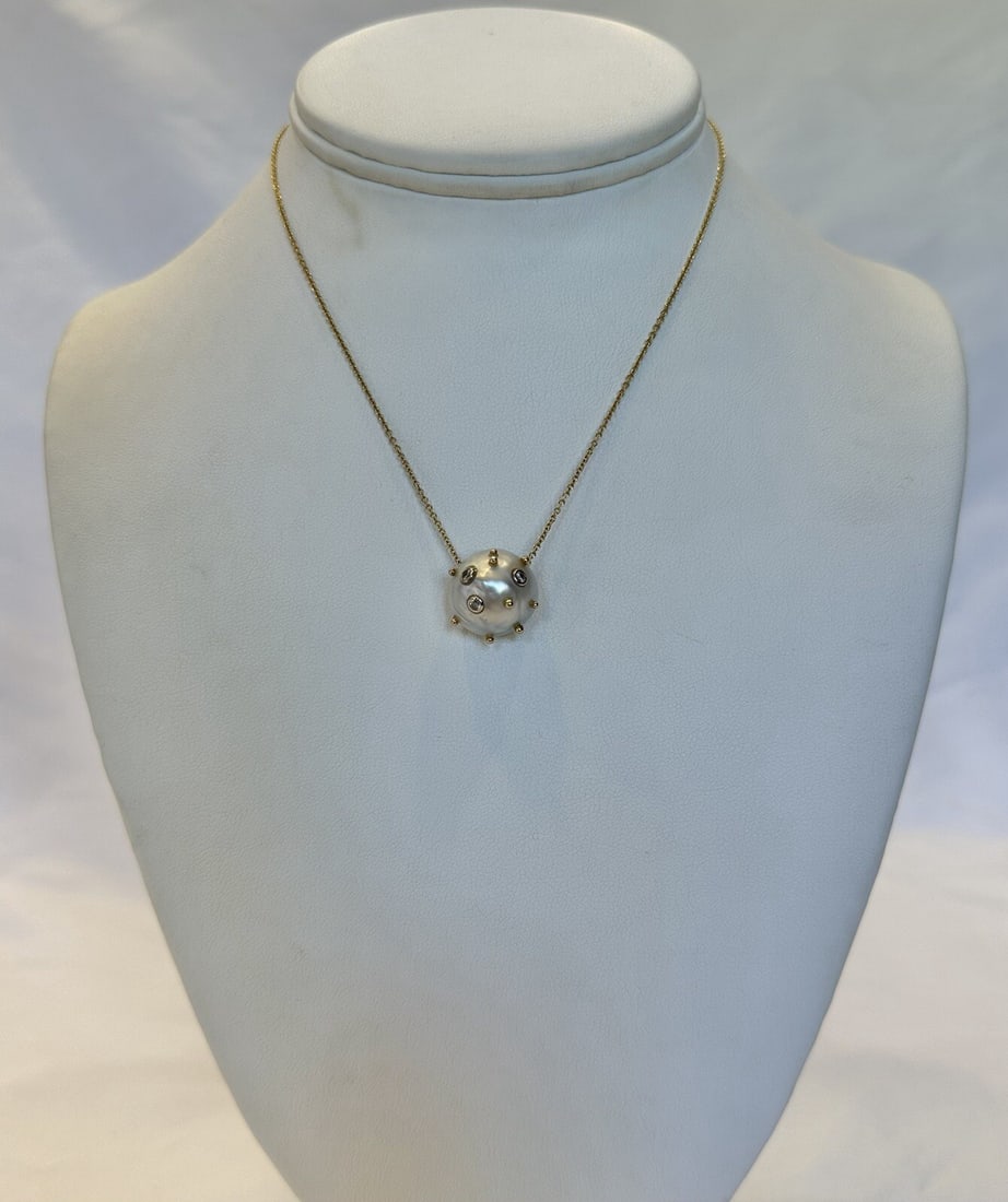 Vieri 14k Yellow Gold Necklace with Diamond and Mother of Pearl: Vieri 14k Yellow Gold Necklace with Diamond and Mother of Pearl Italian-made 14k yellow gold necklace by Vieri featuring a mother of pearl element accented with three small diamonds. This pre-owned pi