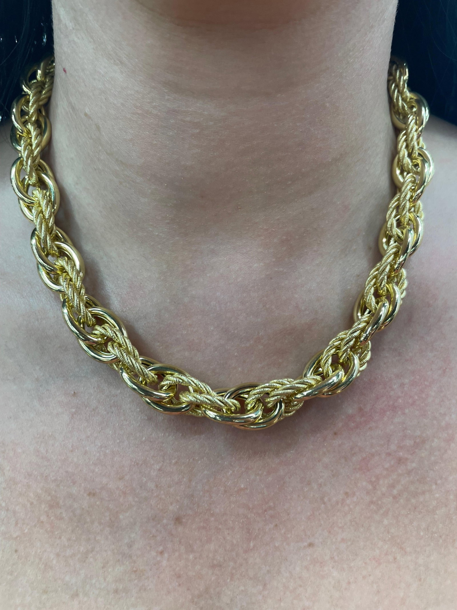 Italian 14K Yellow Gold Necklace with Polished and Rope Links 54.3 Grams: Italian 14K Yellow Gold Necklace with Polished and Rope Links 54.3 Grams Contemporary 14 karat yellow gold necklace made in Italy, featuring alternating double polished links and double rope motif lin