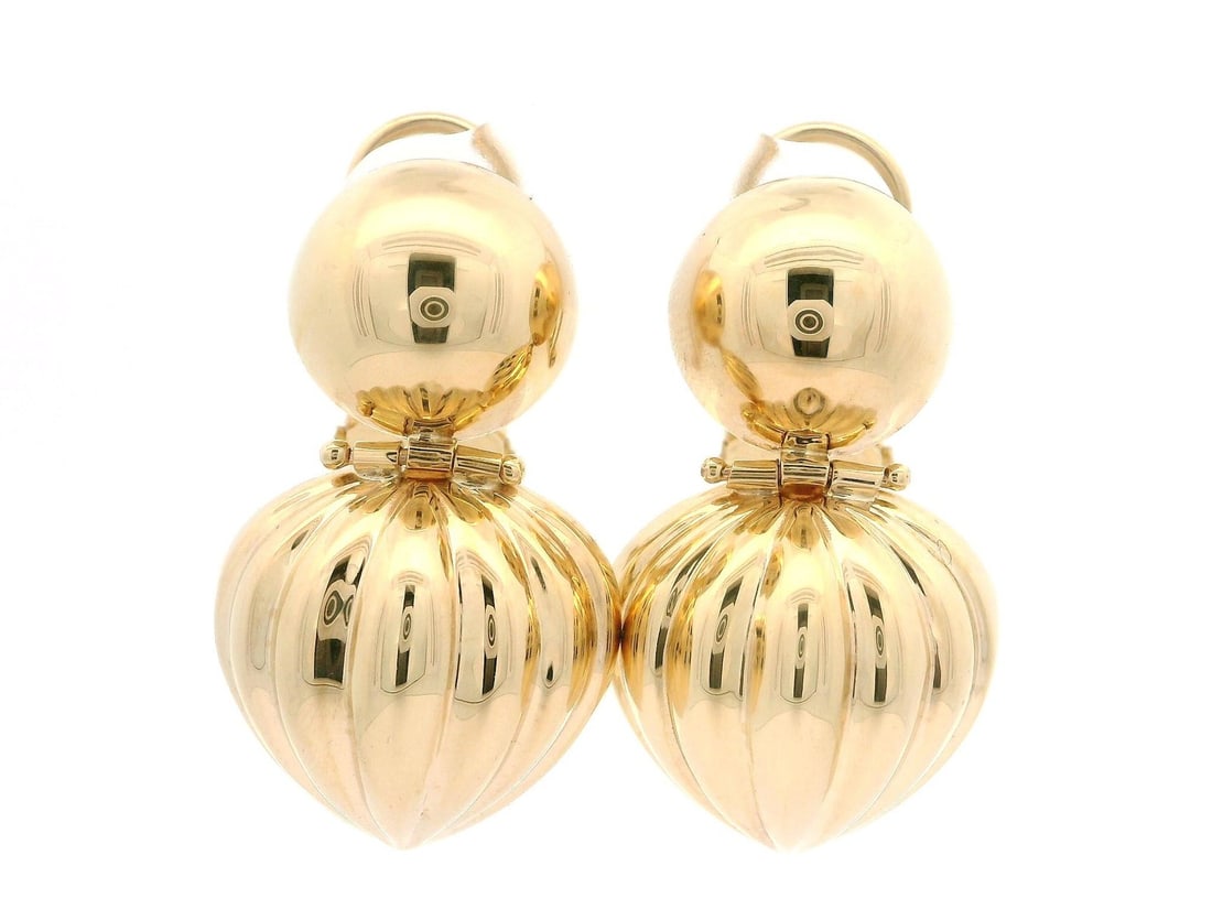 14k Yellow Gold Puffed Scalloped Dangle Earrings with Omega Back: 14k Yellow Gold Puffed Scalloped Dangle Earrings with Omega Back Elevate your style with these stunning 14k Yellow Gold Puffed Scalloped Dangle Drop Earrings. Crafted from solid 14k yellow gold, these