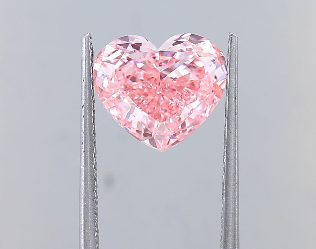Loose Diamond - HEART 3.01ct Fancy Vivid Pink VS1: Loose Diamond - HEART 3.01ct Fancy Vivid Pink VS1 Source: This is a real non-mined Diamond that has been grown in a lab Shape: HEART Carats: 3.01 Color: Fancy Vivid Pink Certification: IGI Video: