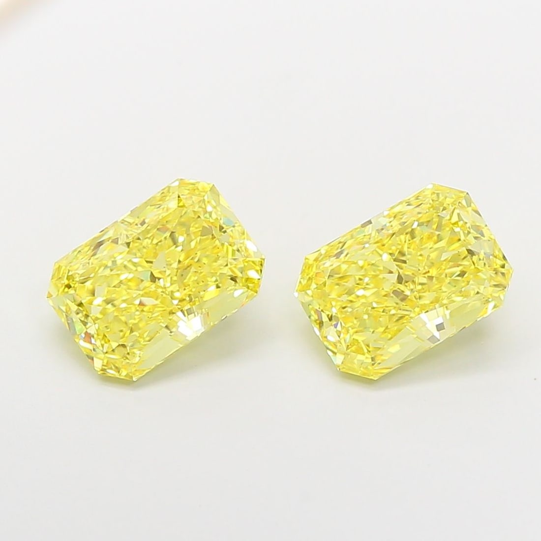 Loose Diamond - RADIANT 2.86ct Fancy Vivid Yellow VS2: Loose Diamond - RADIANT 2.86ct Fancy Vivid Yellow VS2 Source: This is a real non-mined Diamond that has been grown in a lab Shape: RADIANT Carats: 2.86 Color: Fancy Vivid Yellow Certification: IGI Vid