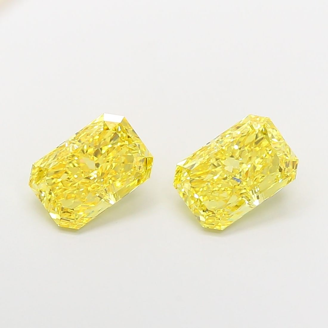 Loose Diamond - RADIANT 2.26ct Fancy Vivid Yellow VS1: Loose Diamond - RADIANT 2.26ct Fancy Vivid Yellow VS1 Source: This is a real non-mined Diamond that has been grown in a lab Shape: RADIANT Carats: 2.26 Color: Fancy Vivid Yellow Certification: IGI Vid
