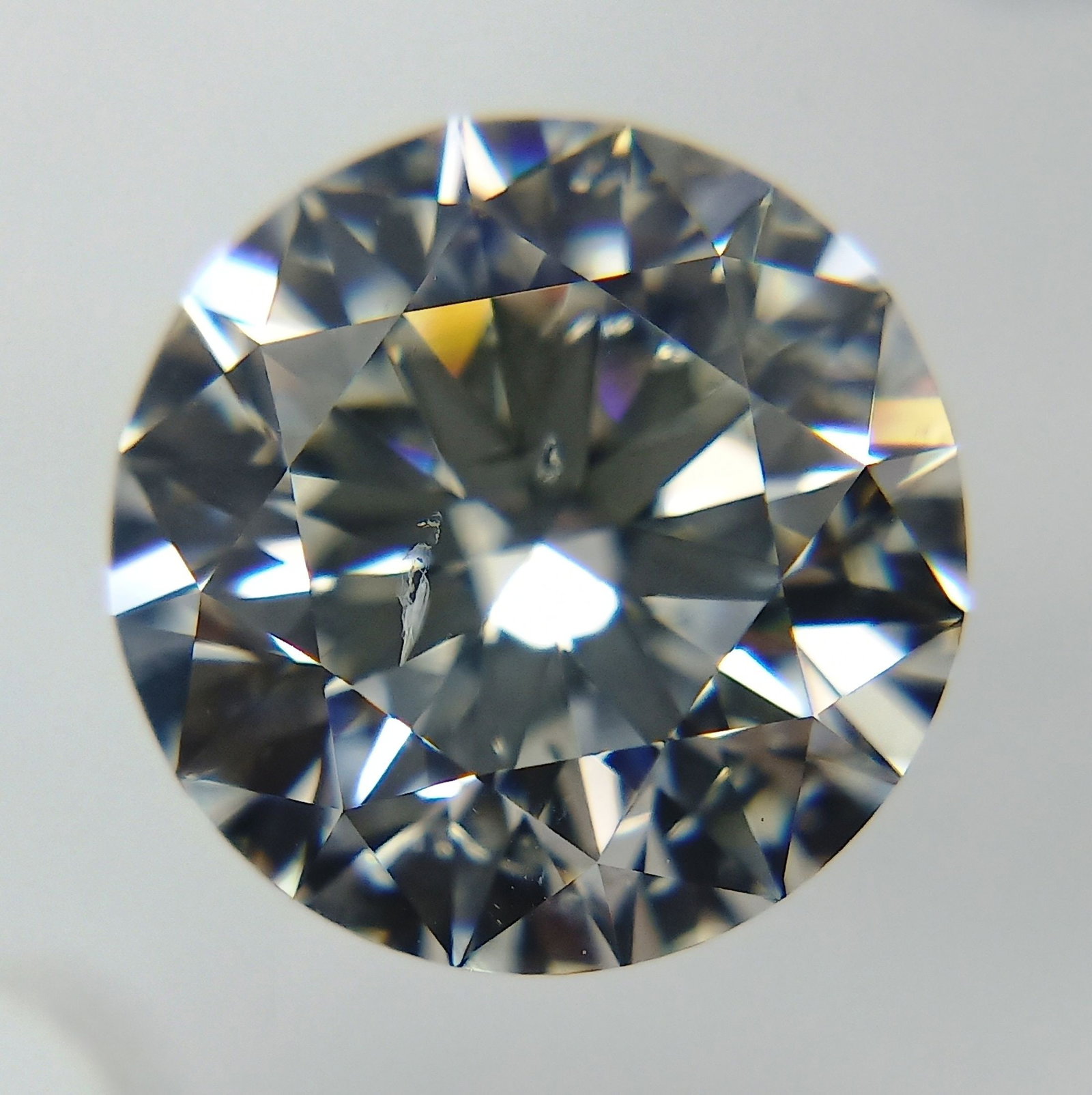 Loose Diamond - ROUND 2.09ct F I1: Loose Diamond - ROUND 2.09ct F I1 Source: Natural Shape: ROUND Carats: 2.09 Color: F Clarity: I1 Certification: GIA The Diamond Depot Guarantee: All items in this auction are guaranteed to be 100% aut