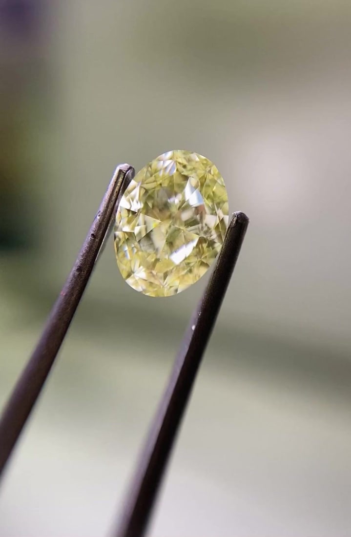 Loose Diamond - OVAL 1.01ct Fancy Light Yellow VS1: Loose Diamond - OVAL 1.01ct Fancy Light Yellow VS1 Source: Natural Shape: OVAL Carats: 1.01 Color: Fancy Light Yellow Certification: GIA Video: