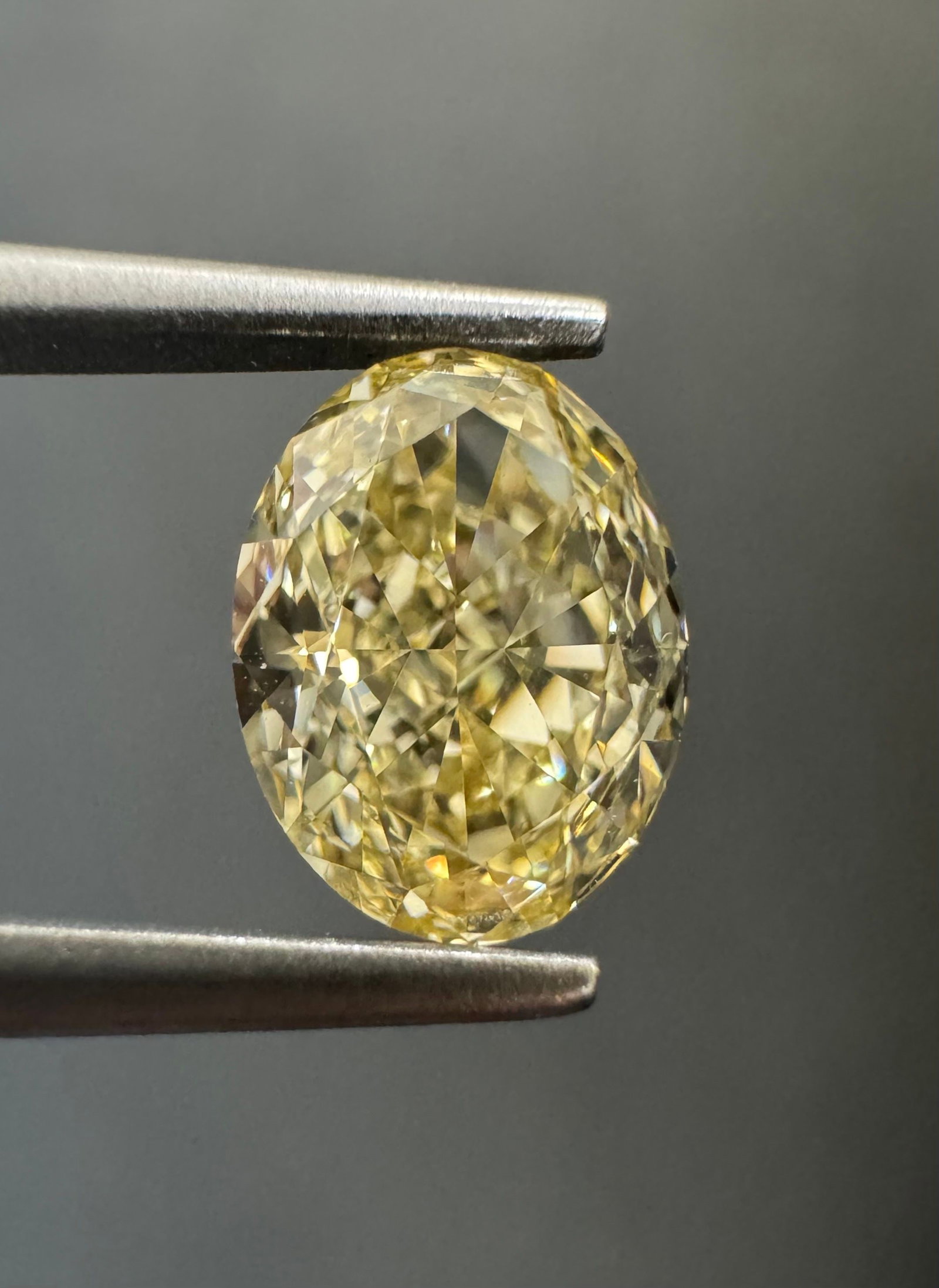 Loose Diamond - OVAL 1.1ct Fancy Yellow VVS2: Loose Diamond - OVAL 1.1ct Fancy Yellow VVS2 Source: Natural Shape: OVAL Carats: 1.1 Color: Fancy Yellow Certification: GIA Video: