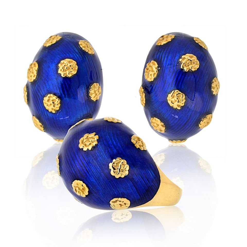 Van Cleef Arpels blue enamel ring and earring set in 18K yellow gold: Van Cleef Arpels blue enamel ring and earring set in 18K yellow gold Vintage 1970s jewelry set featuring a ring and a pair of earrings in 18K yellow gold with rich blue enamel overlay. This pre-owned 