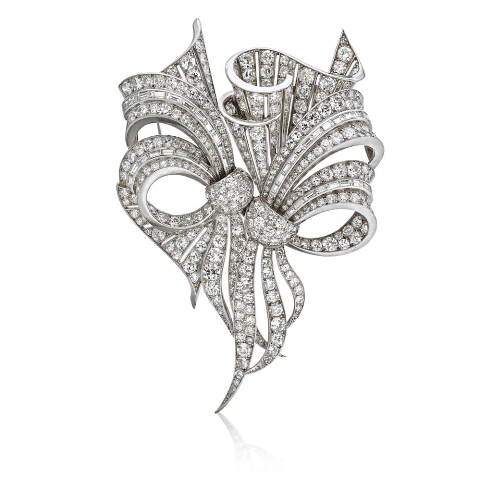 French Double Clip Diamond Brooch in Platinum 30 Cts Retro 1940s: French Double Clip Diamond Brooch in Platinum 30 Cts Retro 1940s Retro French double clip diamond brooch crafted in platinum, dating to the 1940s. This pre-owned brooch features approximately 30 carat