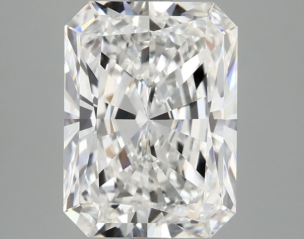 Loose Diamond - RADIANT 3.92ct E VVS2: Loose Diamond - RADIANT 3.92ct E VVS2 Source: This is a real non-mined Diamond that has been grown in a lab Shape: RADIANT Carats: 3.92 Color: E Clarity: VVS2 Certification: IGI Video: