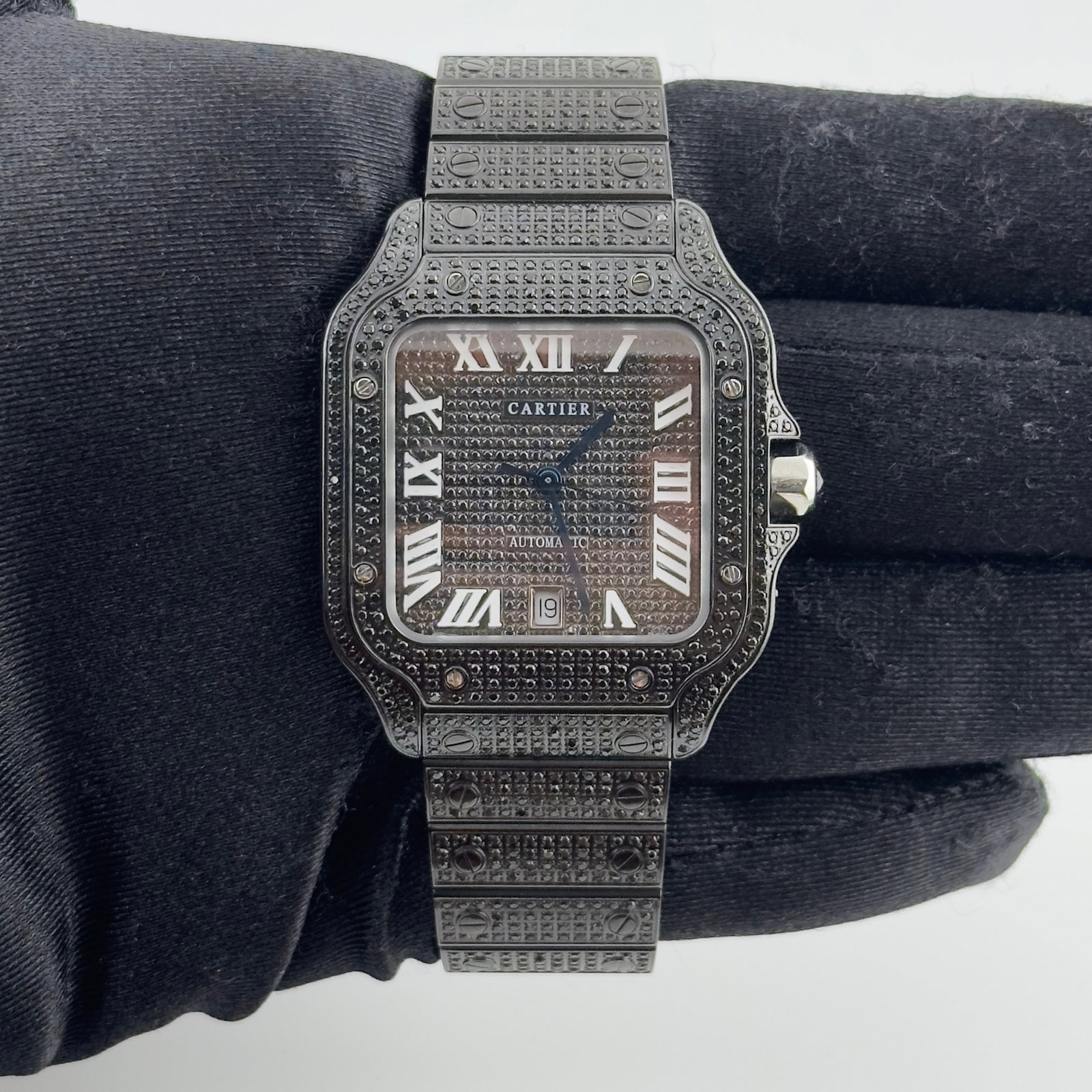 Cartier Santos 4072 watch with black Roman numeral dial: Cartier Santos 4072 watch with black Roman numeral dial This Cartier Santos watch features a 40mm stainless steel case with a black dial and Roman numerals. The watch has a total carat weight of 11ct 