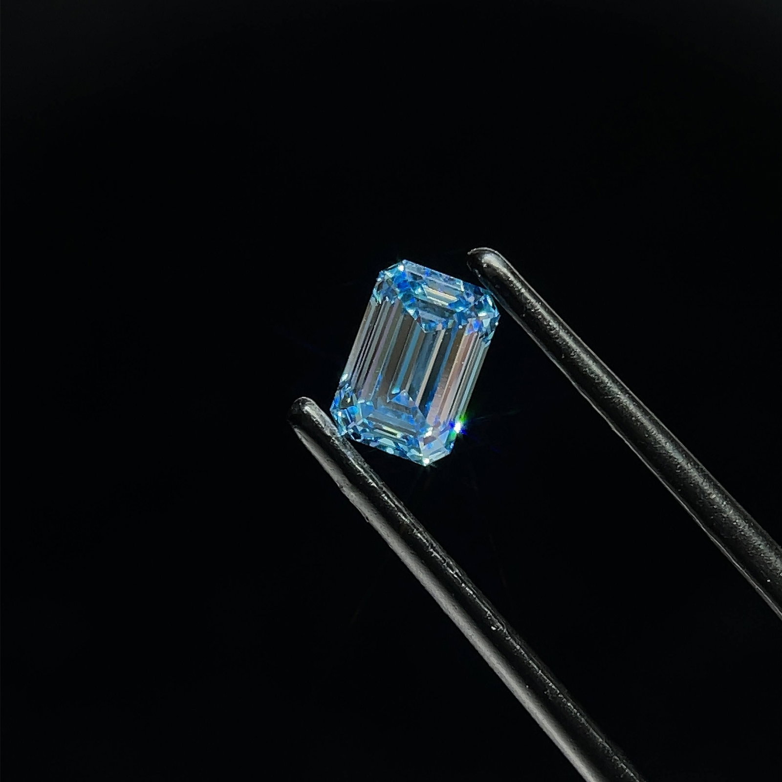 Loose Diamond - EMERALD 0.77ct Fancy Vivid Blue VVS2: Loose Diamond - EMERALD 0.77ct Fancy Vivid Blue VVS2 Source: This is a real non-mined Diamond that has been grown in a lab Shape: EMERALD Carats: 0.77 Color: Fancy Vivid Blue Certification: IGI Video: