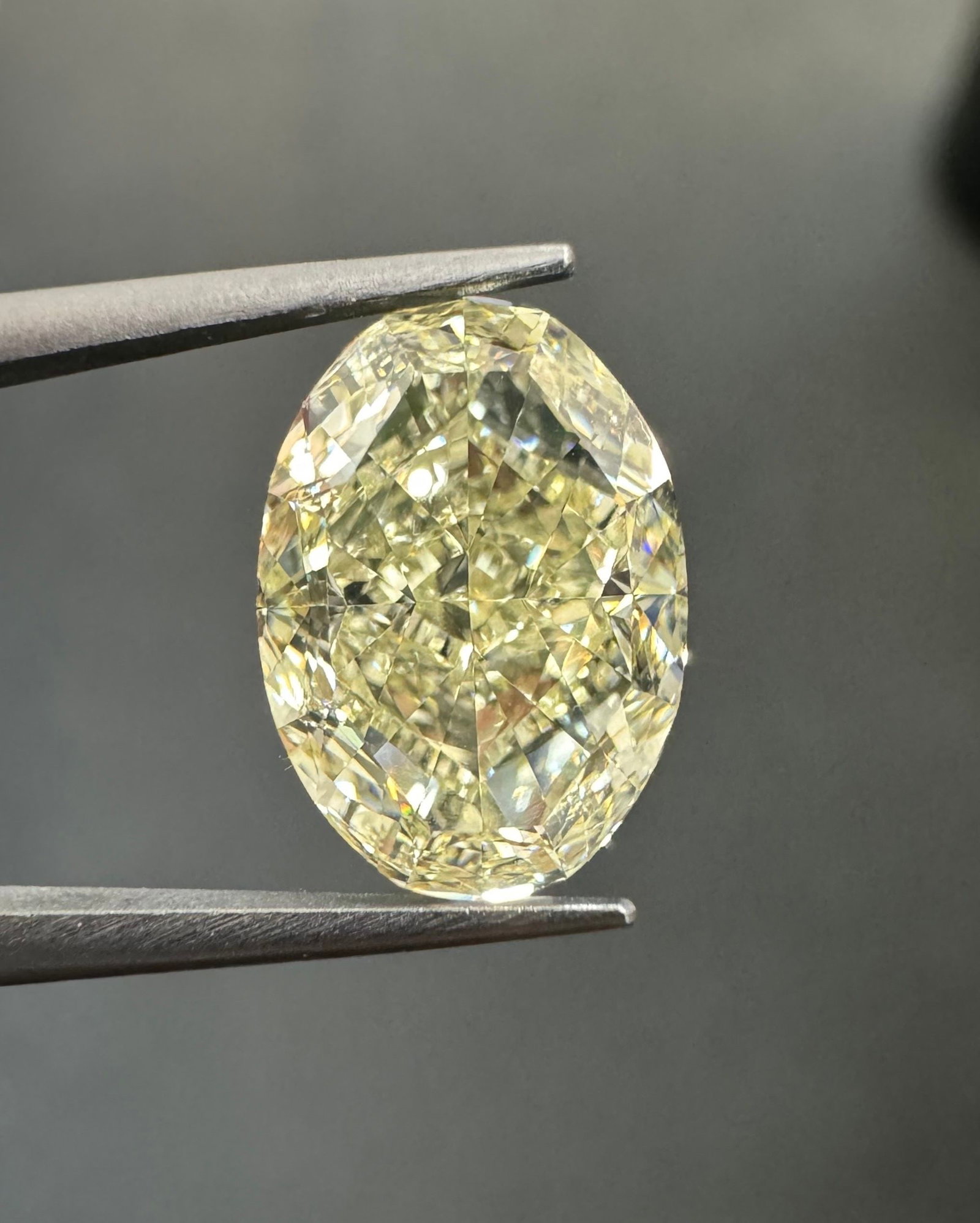 Loose Diamond - OVAL 3.02ct U-V VS1: Loose Diamond - OVAL 3.02ct U-V VS1 Source: Natural Shape: OVAL Carats: 3.02 Color: U-V Certification: GIA Video: Video Link The Diamond Depot Guarantee: All items in this auction are guaranteed to