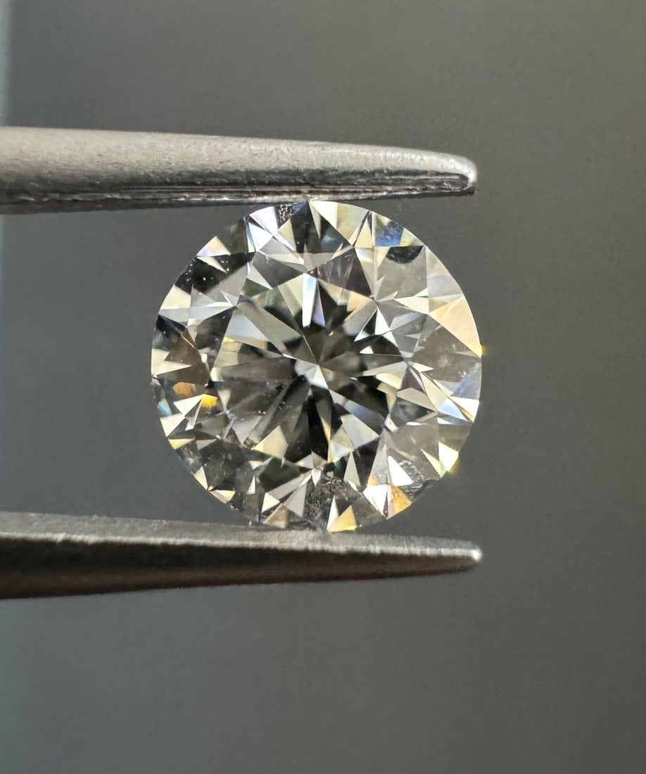 Loose Diamond - ROUND 0.4ct I VVS2: Loose Diamond - ROUND 0.4ct I VVS2 Source: Natural Shape: ROUND Carats: 0.4 Color: I Clarity: VVS2 Certification: GIA Video: