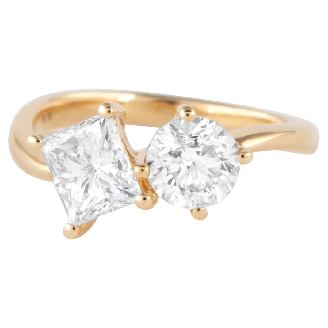 Toi et Moi Diamond Ring 1.86ct 18k Yellow Gold: Toi et Moi Diamond Ring 1.86ct 18k Yellow Gold Contemporary toi et moi ring set with one princess cut diamond and one round cut diamond, totaling 1.86 ct. Crafted in 18k yellow gold with an open shank
