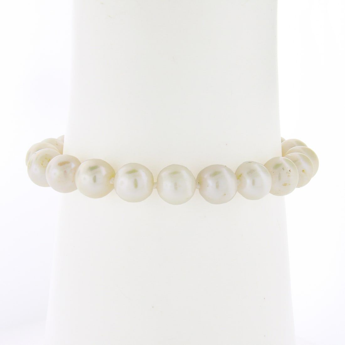 Cultured Pearl Beaded Bracelet 14k Yellow Gold Push Clasp 6.5 in: Cultured Pearl Beaded Bracelet 14k Yellow Gold Push Clasp 6.5 in Pre-owned cultured pearl bracelet with 19 round white pearls and a grooved 14k yellow gold hook push clasp. The bracelet is strung and 