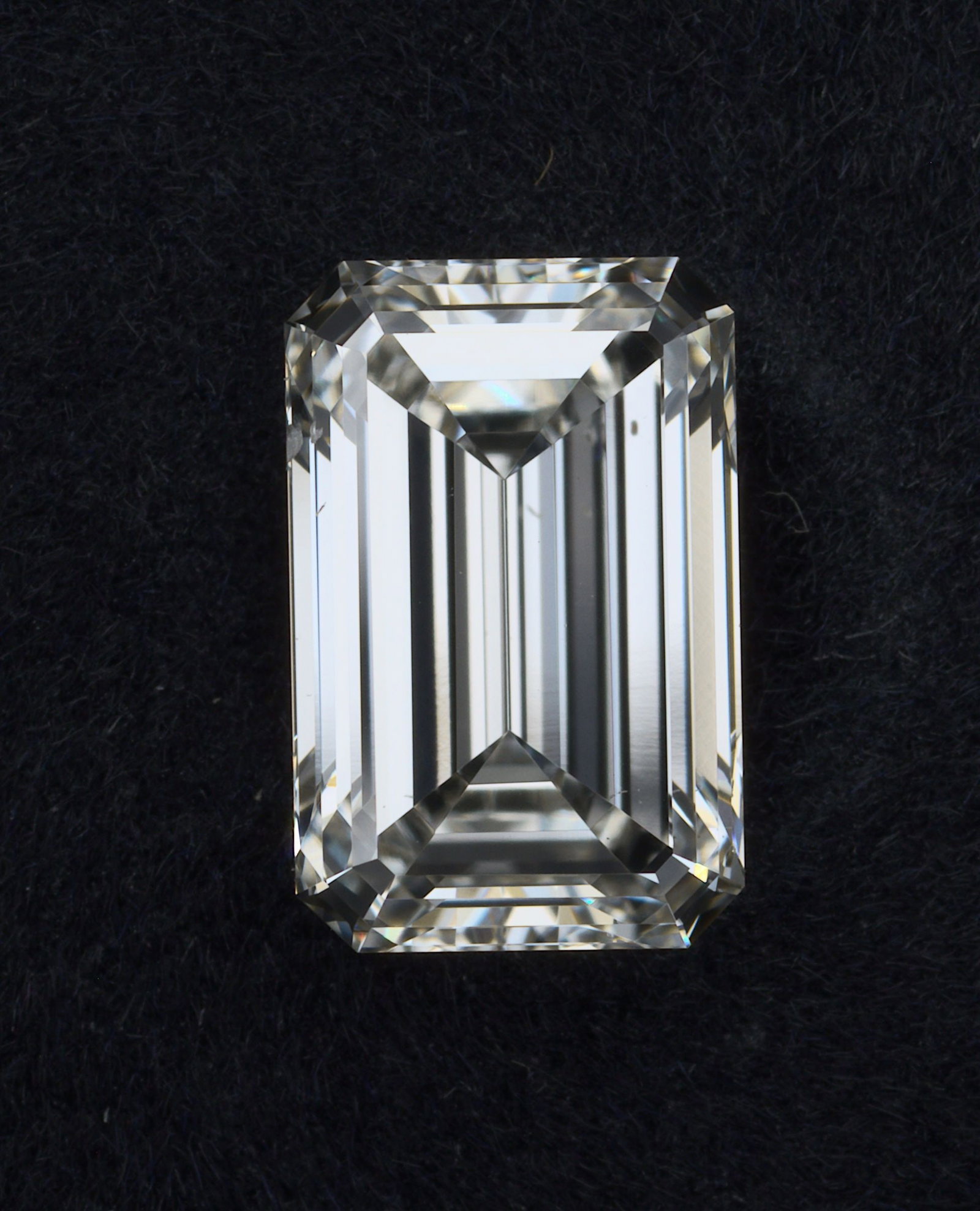 Loose Diamond - EMERALD 0.9ct I VS2: Loose Diamond - EMERALD 0.9ct I VS2 Source: This is a real non-mined Diamond that has been grown in a lab Shape: EMERALD Carats: 0.9 Color: I Clarity: VS2 Certification: IGI Video: Video Link The