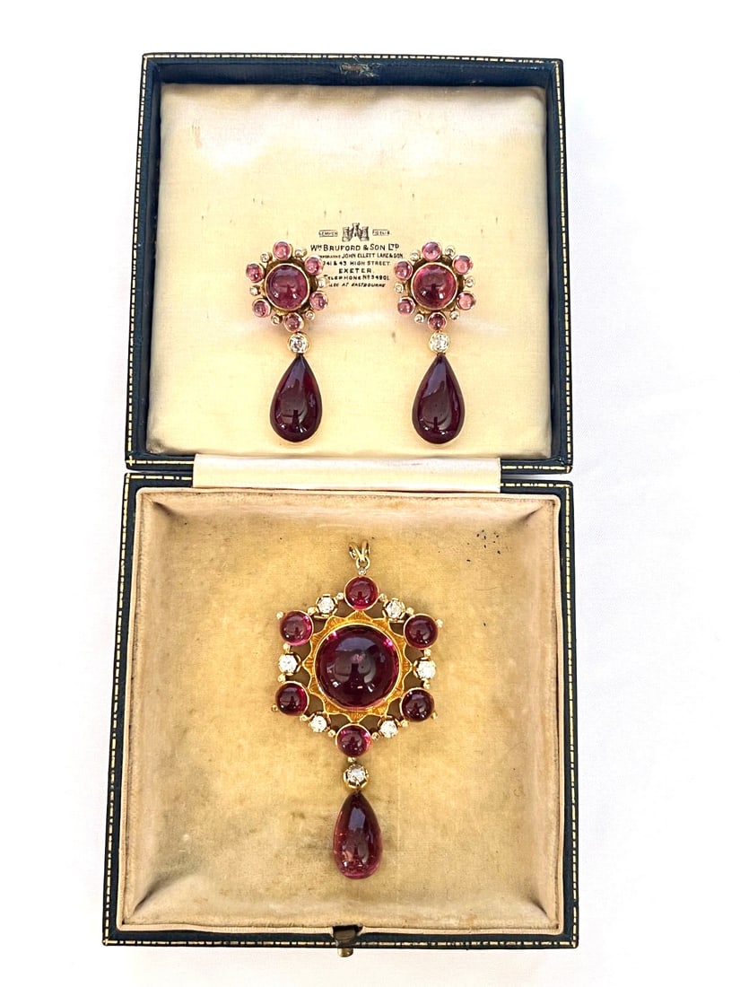 French 18K Yellow Gold Jewelry Set with Brooch Earrings Tourmaline Diamonds: French 18K Yellow Gold Jewelry Set with Brooch Earrings Tourmaline Diamonds French jewelry set from the 1900s crafted in 18k yellow gold, featuring tourmaline and diamond accents. This set includes a 