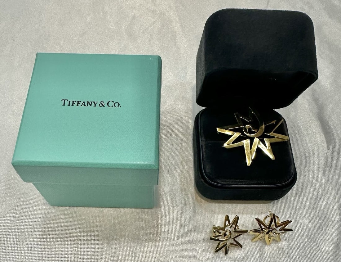 Tiffany & Co Paloma Picasso 18K Yellow Gold Brooch and Earrings Set Box: Tiffany & Co Paloma Picasso 18K Yellow Gold Brooch and Earrings Set Box Paloma Picasso for Tiffany & Co. jewelry set in 18k yellow gold, featuring a brooch and a pair of earrings. This Italian-made se