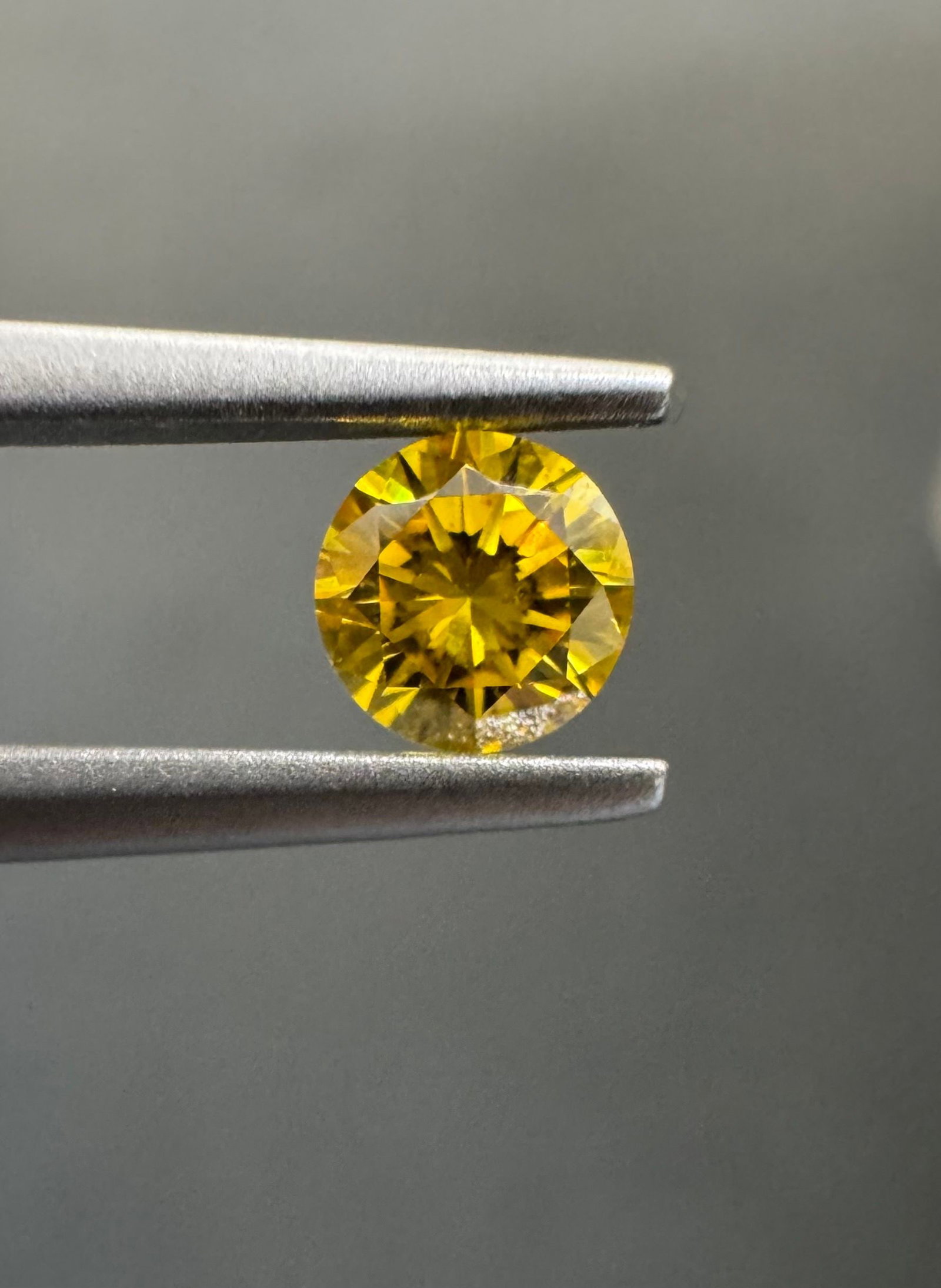 Loose Diamond - ROUND 0.23ct Fancy Vivid Orangey Yellow SI1: Loose Diamond - ROUND 0.23ct Fancy Vivid Orangey Yellow SI1 Source: Natural Shape: ROUND Carats: 0.23 Color: Fancy Vivid Orangey Yellow Certification: GIA The Diamond Depot Guarantee: All items in