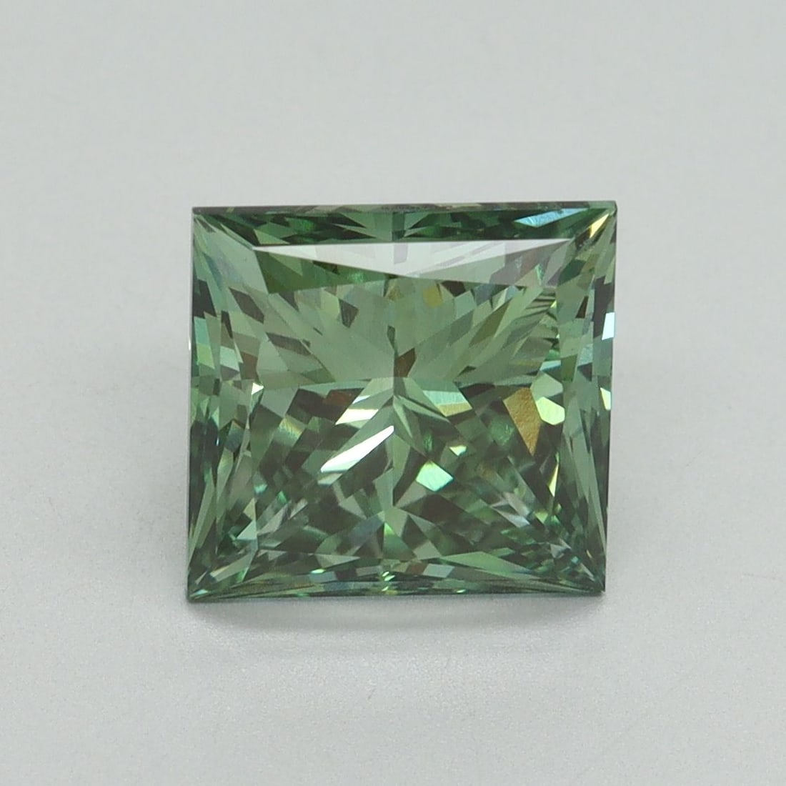 Loose Diamond - PRINCESS 3.07ct Fancy Vivid Green VS1: Loose Diamond - PRINCESS 3.07ct Fancy Vivid Green VS1 Source: This is a real non-mined Diamond that has been grown in a lab Shape: PRINCESS Carats: 3.07 Color: Fancy Vivid Green Certification: IGI Vid