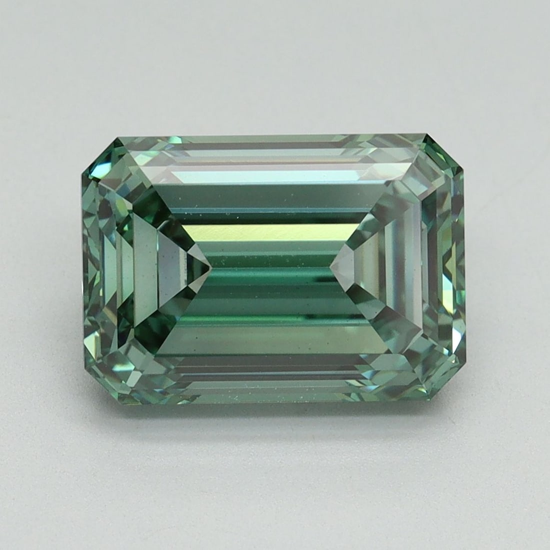Loose Diamond - EMERALD 4.06ct Fancy Vivid Green VVS2: Loose Diamond - EMERALD 4.06ct Fancy Vivid Green VVS2 Source: This is a real non-mined Diamond that has been grown in a lab Shape: EMERALD Carats: 4.06 Color: Fancy Vivid Green Certification: IGI Vide