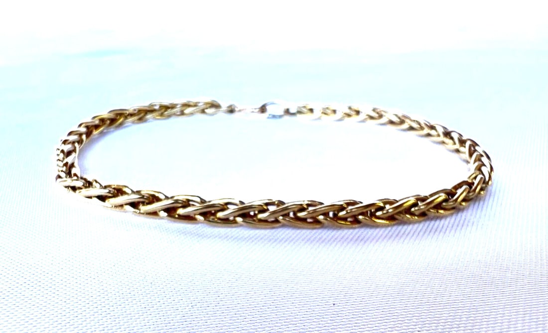 14K Yellow Gold Chain Bracelet 7.25 In 12.20 Grams: 14K Yellow Gold Chain Bracelet 7.25 In 12.20 Grams Pre-owned 14k yellow gold chain bracelet with a detailed design and signed, hallmarked construction. Specifications Item Type: Bracelet Style: Chain 