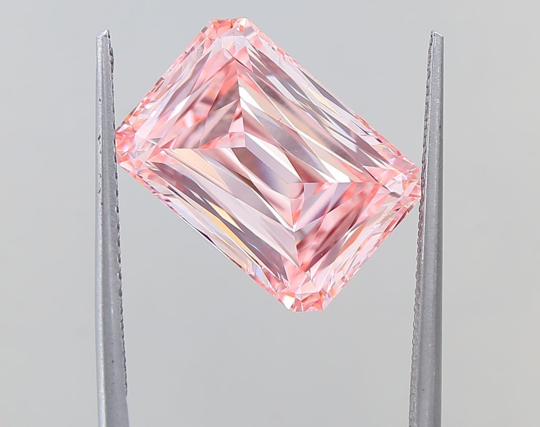 Loose Diamond - RADIANT 7.26ct Fancy Intense Pink VS1: Loose Diamond - RADIANT 7.26ct Fancy Intense Pink VS1 Source: This is a real non-mined Diamond that has been grown in a lab Shape: RADIANT Carats: 7.26 Color: Fancy Intense Pink Certification: IGI