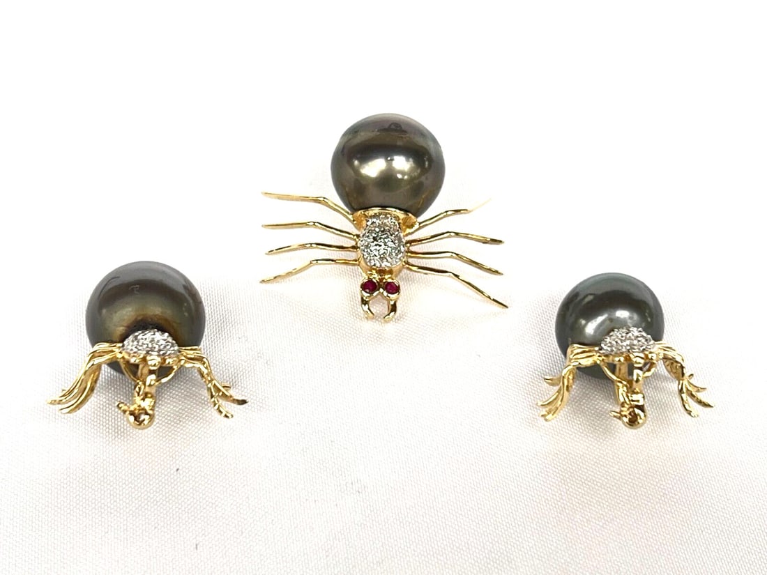 3 Piece 14K Yellow Gold Spider Jewelry Set with Black Pearl Ruby Diamond: 3 Piece 14K Yellow Gold Spider Jewelry Set with Black Pearl Ruby Diamond Pre-owned 3-piece jewelry set featuring spider-form pendant brooches crafted in 14k yellow gold with black pearls, diamonds, an