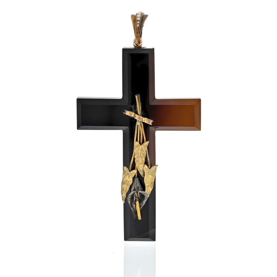 Victorian Amber Cross Pendant in 14K Yellow Gold 2.25 inches: Victorian Amber Cross Pendant in 14K Yellow Gold 2.25 inches Victorian cross pendant crafted in 14K yellow gold and amber. This pre-owned pendant features a classic cross form with decorative detailin