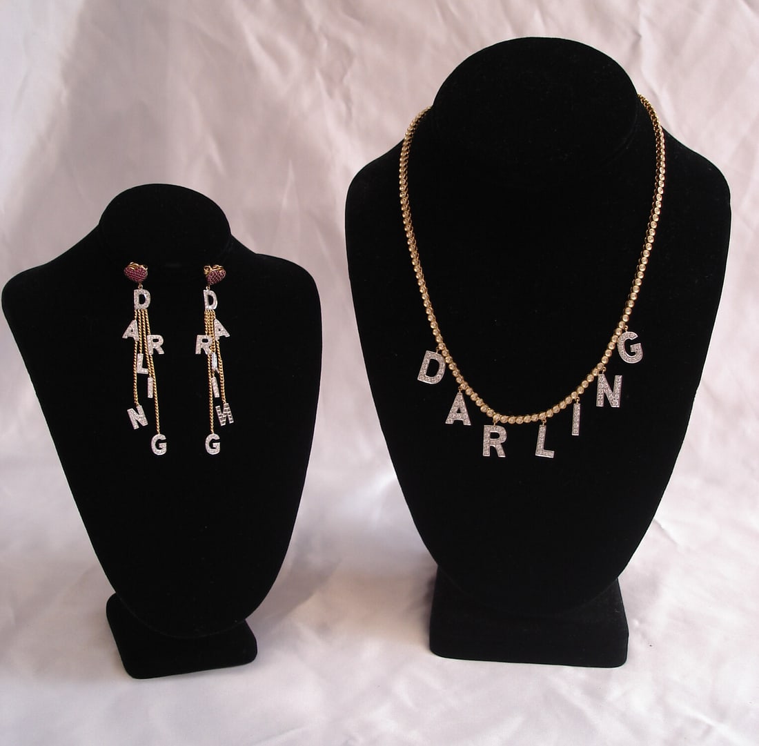 Elizabeth Taylor Darling 18K jewelry set necklace and pair of earrings: Elizabeth Taylor Darling 18K jewelry set necklace and pair of earrings Pre-owned jewelry set consisting of a necklace and pair of earrings, designed in 18K yellow and white gold with diamonds and pink