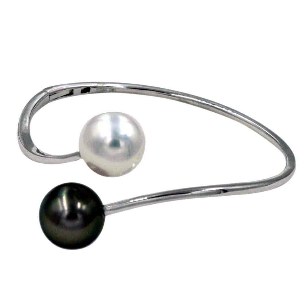 18K White Gold Bangle Bracelet with South Sea and Tahitian Pearls: 18K White Gold Bangle Bracelet with South Sea and Tahitian Pearls Modern bangle bracelet featuring cultured South Sea and Tahitian pearls in 18k white gold. This 2018 piece is presented in its origina