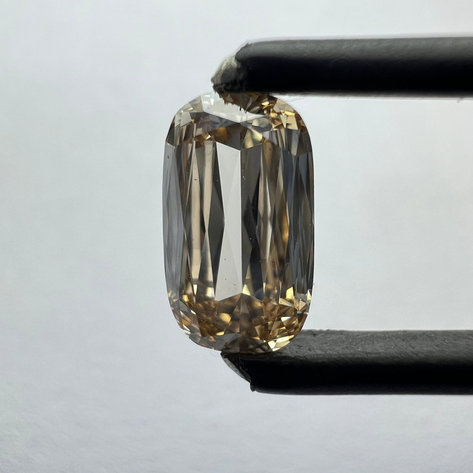 Loose Diamond - CUSHION BRILLIANT 0.94ct Orange VVS2: Loose Diamond - CUSHION BRILLIANT 0.94ct Orange VVS2 Source: This is a real non-mined Diamond that has been grown in a lab Shape: CUSHION BRILLIANT Carats: 0.94 Color: Orange Certification: NONE The D