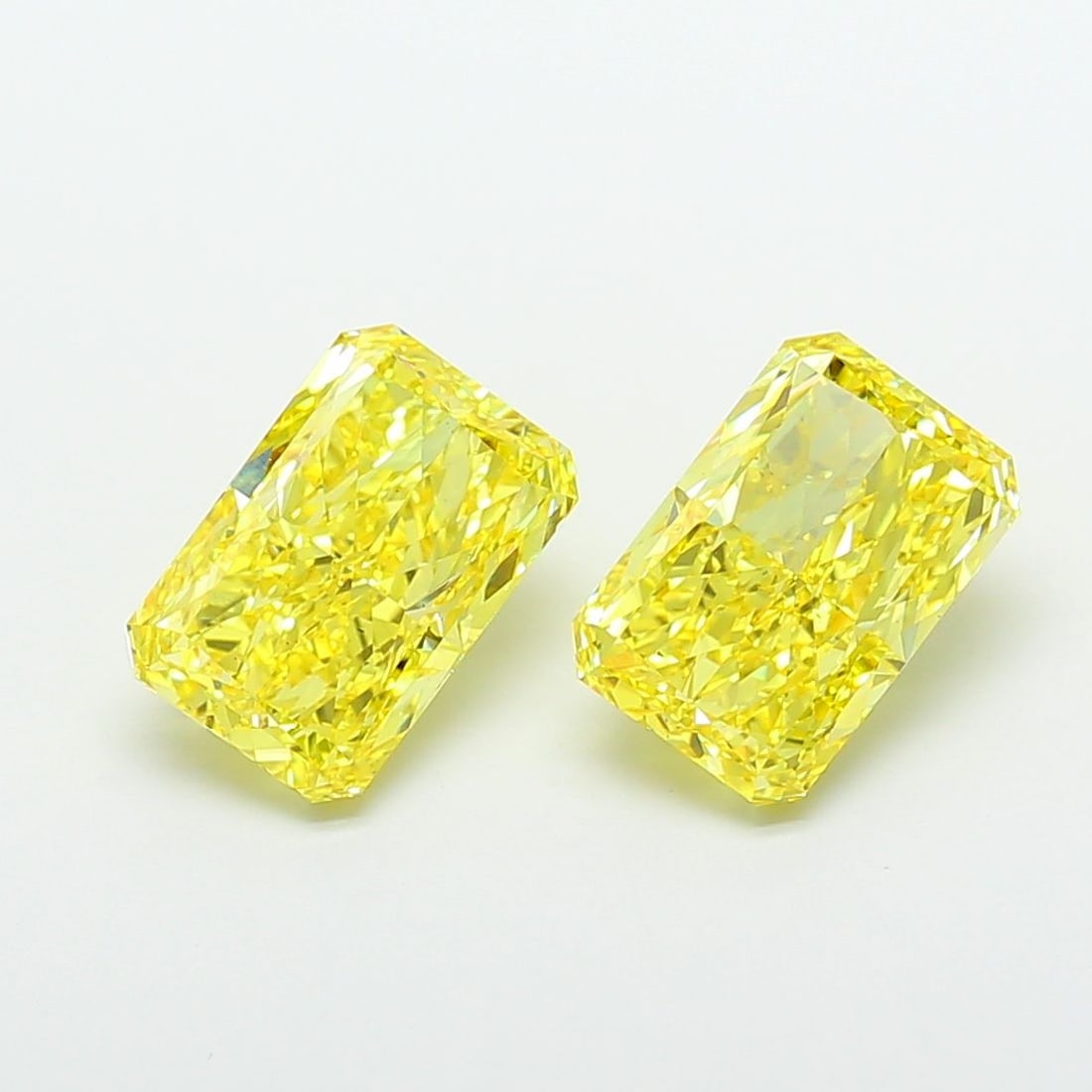 Loose Diamond - RADIANT 5.0ct Fancy Vivid Yellow VS2: Loose Diamond - RADIANT 5.0ct Fancy Vivid Yellow VS2 Source: This is a real non-mined Diamond that has been grown in a lab Shape: RADIANT Carats: 5.0 Color: Fancy Vivid Yellow Certification: IGI Video