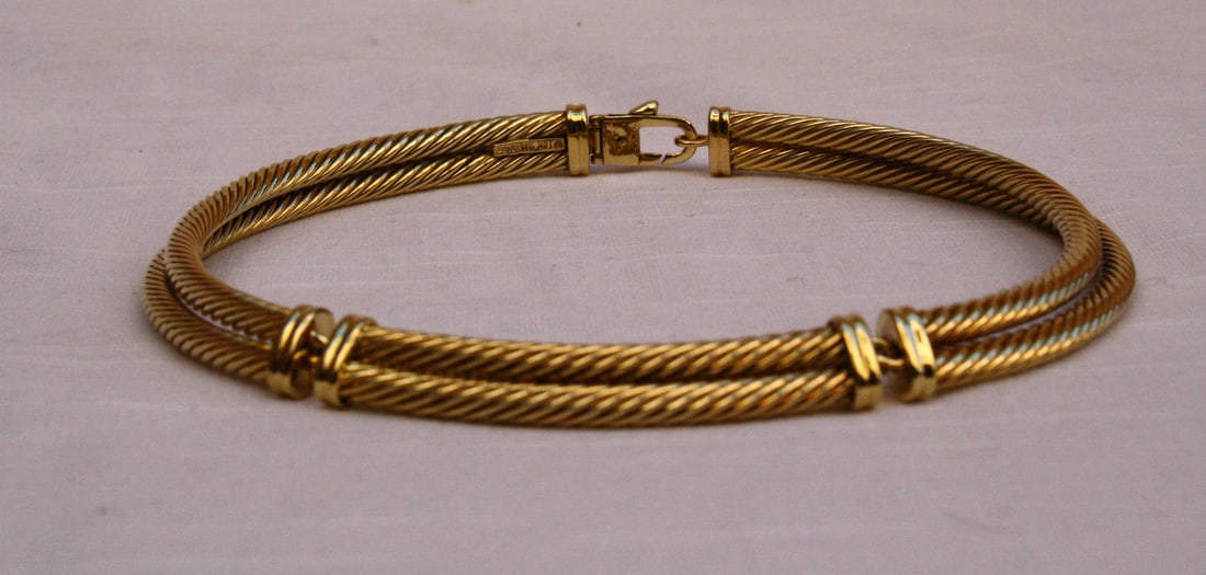 David Yurman 18K Yellow Gold Necklace 16in Signed Hallmarked: David Yurman 18K Yellow Gold Necklace 16in Signed Hallmarked David Yurman 18k yellow gold necklace with detailed design and workmanship. This pre-owned piece is fully signed and hallmarked and feature