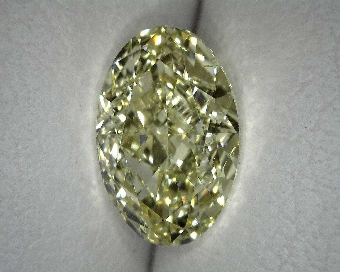 Loose Diamond - OVAL 1.0ct Fancy Yellow SI1: Loose Diamond - OVAL 1.0ct Fancy Yellow SI1 Source: Natural Shape: OVAL Carats: 1.0 Color: Fancy Yellow Certification: GIA The Diamond Depot Guarantee: All items in this auction are guaranteed to be 1