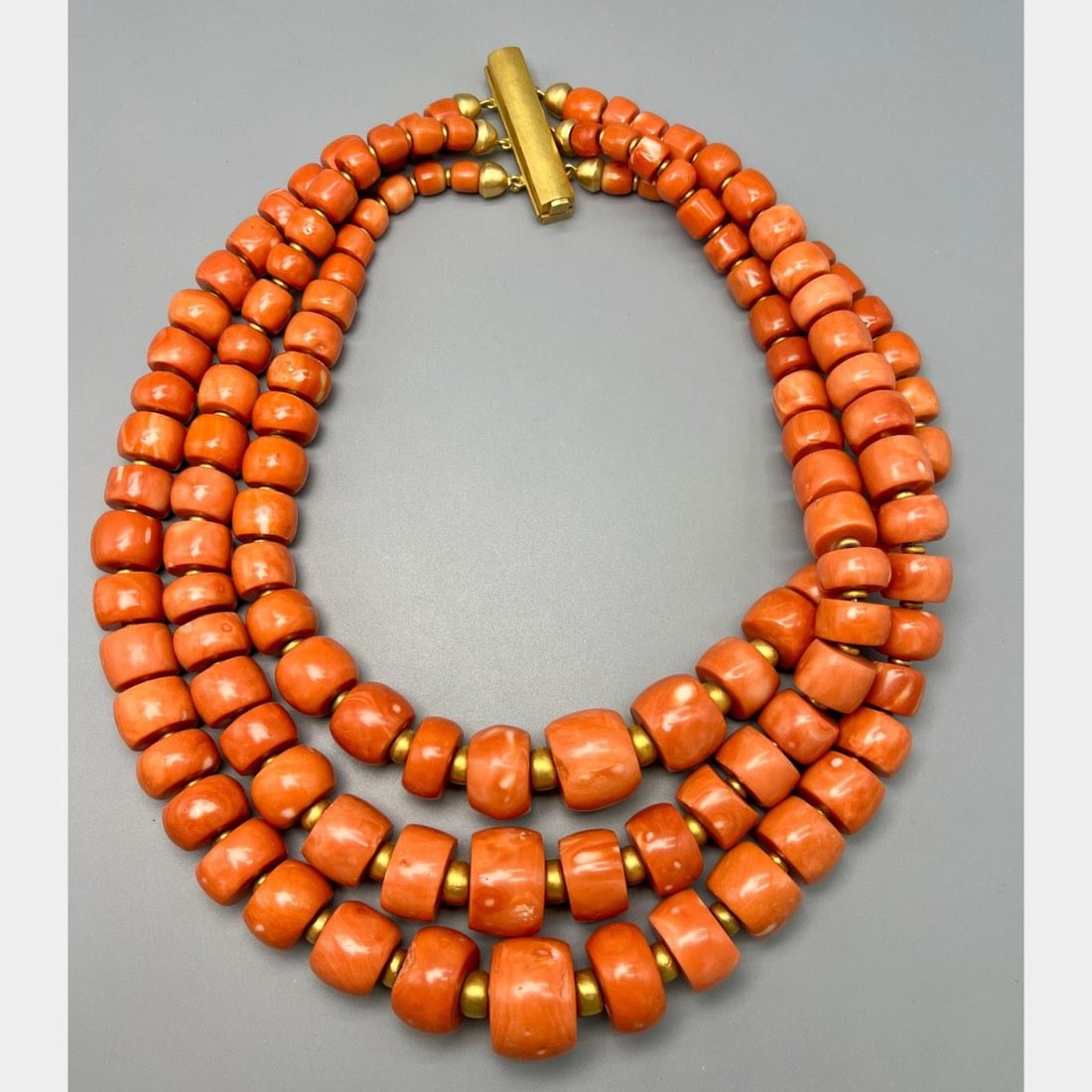 DDI Certified Natural Coral Necklace in 18K Yellow Gold: DDI Certified Natural Coral Necklace in 18K Yellow Gold Pre-owned necklace crafted in 18K yellow gold and set with natural coral. DDI certified. Specifications Item Type: Necklace Material: 18K yellow
