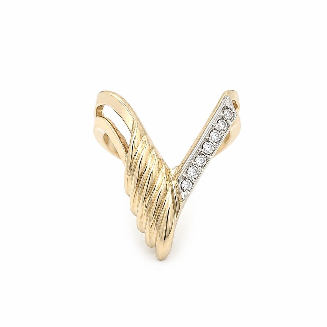 14k Yellow Gold Chevron V Band Ring with 0.15ctw Diamonds: 14k Yellow Gold Chevron V Band Ring with 0.15ctw Diamonds Pre-owned women's band ring crafted in solid 14k yellow gold, featuring an open chevron V design with scalloped detailing and seven natural ge