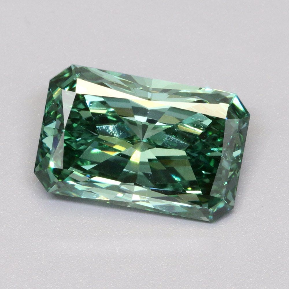 Loose Diamond - RADIANT 3.02ct Fancy Vivid Green VS1: Loose Diamond - RADIANT 3.02ct Fancy Vivid Green VS1 Source: This is a real non-mined Diamond that has been grown in a lab Shape: RADIANT Carats: 3.02 Color: Fancy Vivid Green Certification: IGI Video