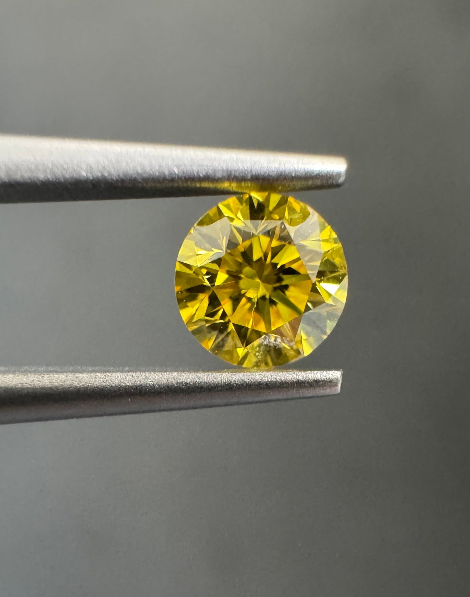 Loose Diamond - ROUND 0.26ct Fancy Vivid Yellow SI2: Loose Diamond - ROUND 0.26ct Fancy Vivid Yellow SI2 Source: Natural Shape: ROUND Carats: 0.26 Color: Fancy Vivid Yellow Certification: GIA The Diamond Depot Guarantee: All items in this auction are gu