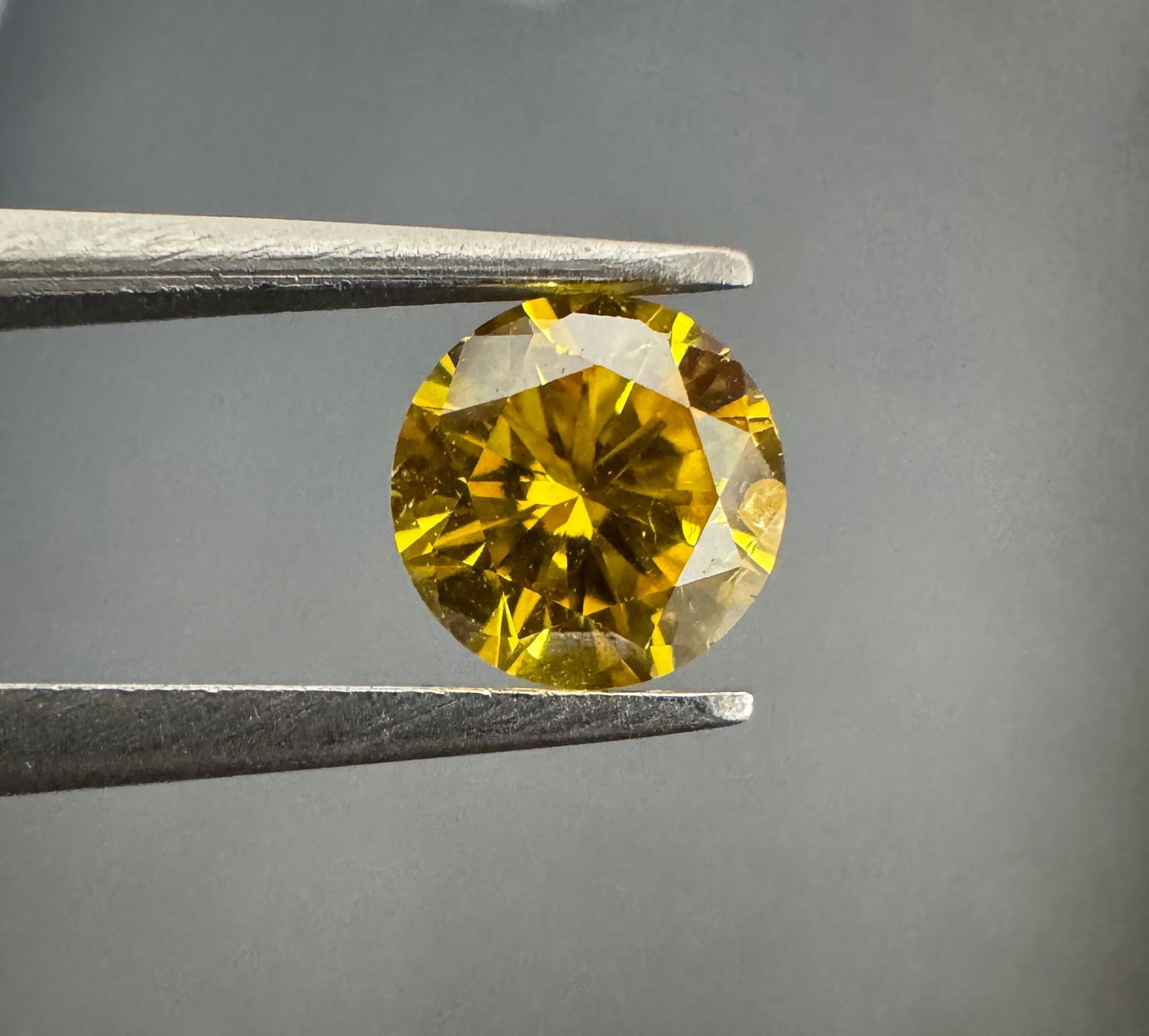 Loose Diamond - ROUND 0.27ct Fancy Vivid Orangey Yellow SI2: Loose Diamond - ROUND 0.27ct Fancy Vivid Orangey Yellow SI2 Source: Natural Shape: ROUND Carats: 0.27 Color: Fancy Vivid Orangey Yellow Certification: GIA The Diamond Depot Guarantee: All items in thi