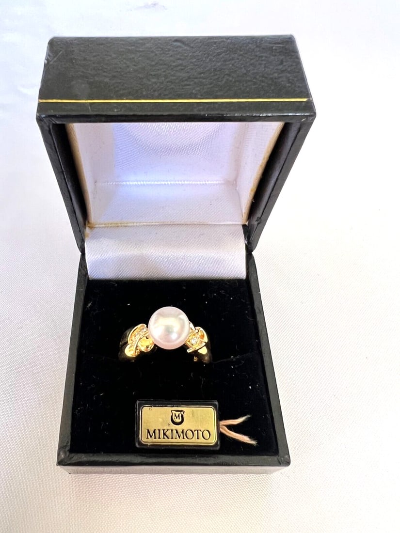 Mikimoto pearl diamond ring in 18K yellow gold size 7: Mikimoto pearl diamond ring in 18K yellow gold size 7 Pre-owned Mikimoto ring crafted in 18k yellow gold and set with a pearl and diamonds. This size 7 ring is fully signed and hallmarked, with detail