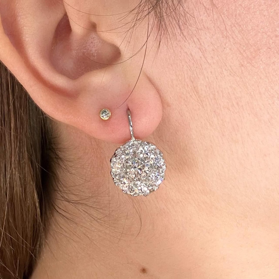 Elegant 18K Yellow Gold Platinum Diamond Earrings 3.35 Ct: Elegant 18K Yellow Gold Platinum Diamond Earrings 3.35 Ct Exquisite 18K Yellow Gold and Platinum earrings featuring a stunning total of 3.35 carats of diamonds. These elegant earrings are adorned with
