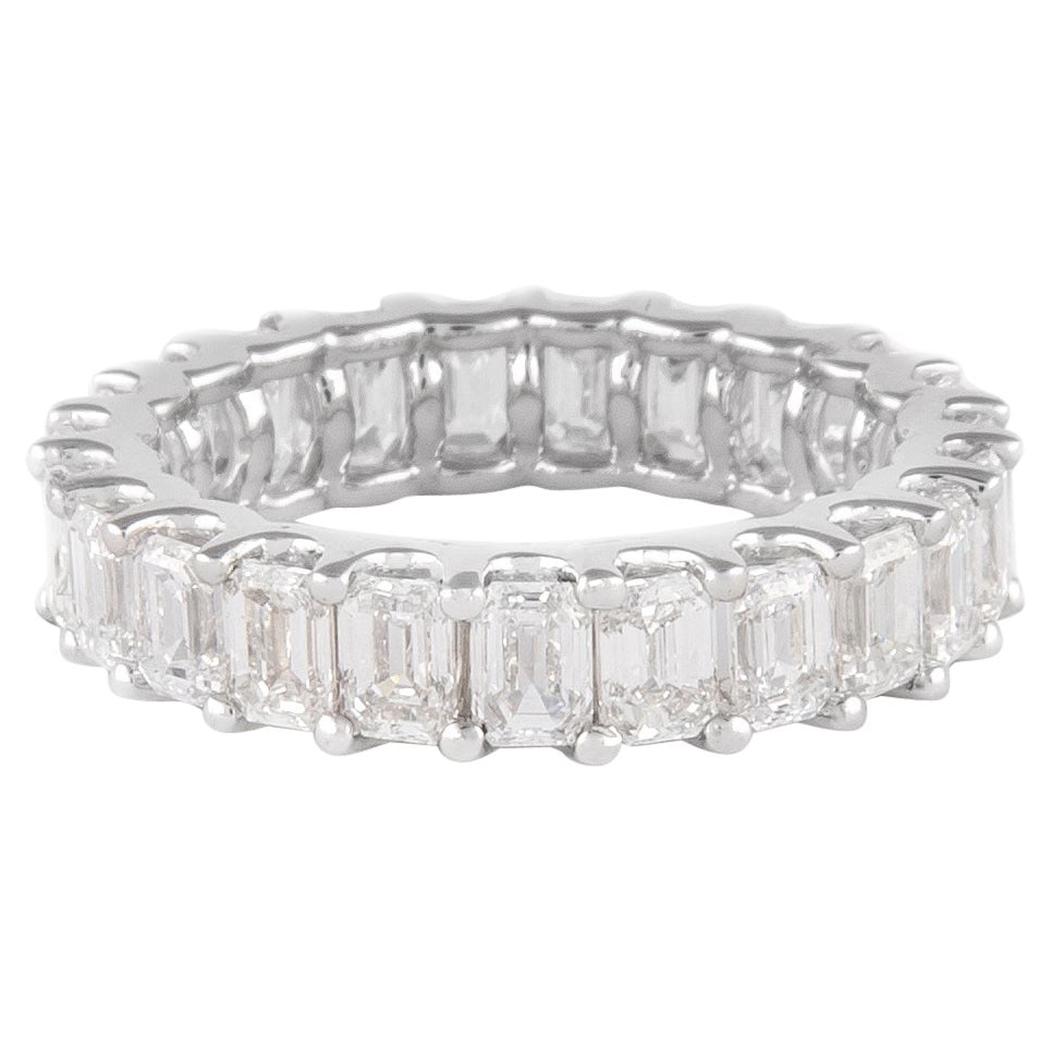18k White Gold Emerald Cut Diamond Eternity Ring 4.41ct Size 6: 18k White Gold Emerald Cut Diamond Eternity Ring 4.41ct Size 6 Emerald cut diamond eternity band set in 18k white gold with 23 white diamonds totaling 4.41 ct. This modern ring is an un-used size 6 US