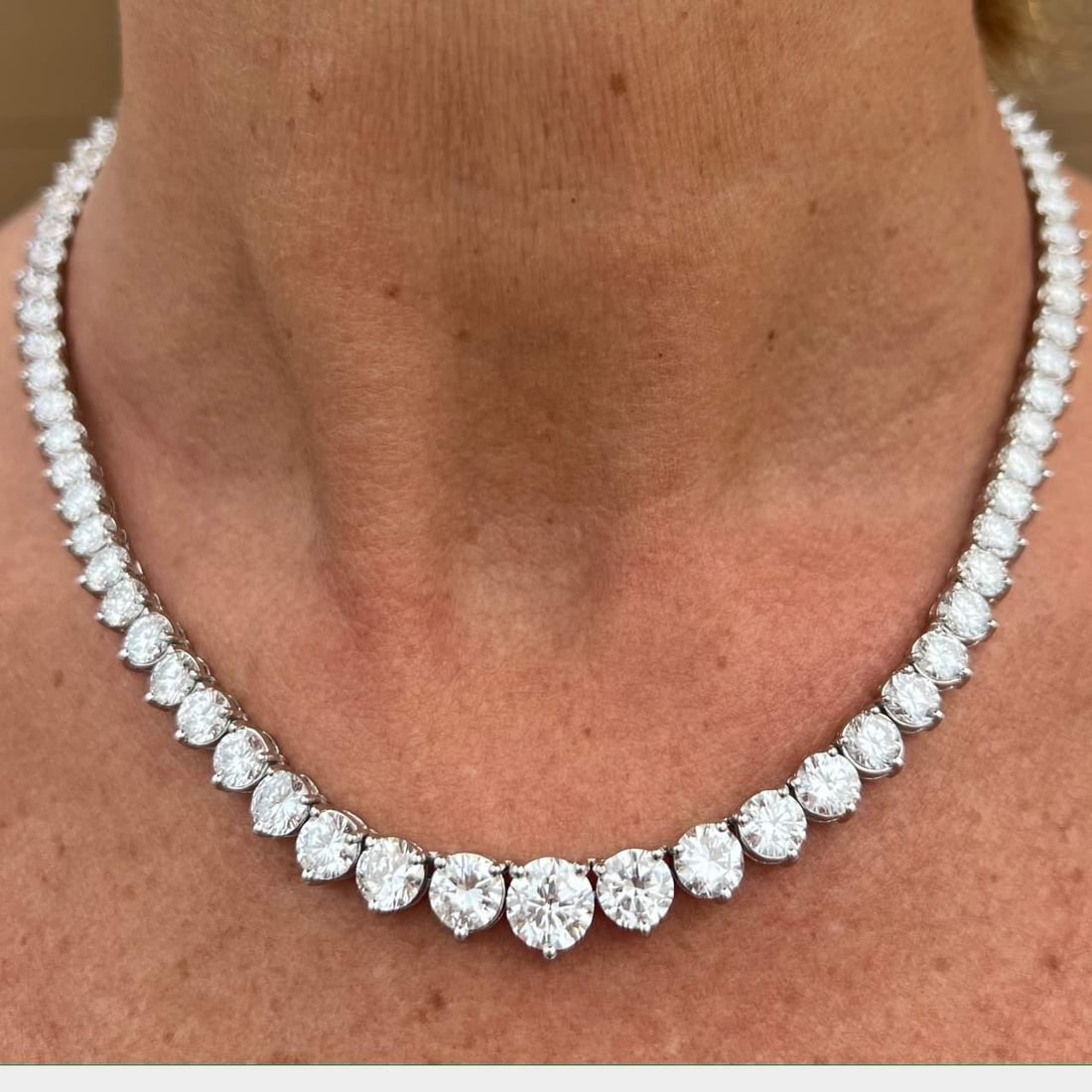 39.60 Ct Diamond Tennis Necklace 85 Diamonds Platinum D-E VVS1-VS2: 39.60 Ct Diamond Tennis Necklace 85 Diamonds Platinum D-E VVS1-VS2 This exquisite 39.60 Ct Diamond Tennis Necklace features 85 dazzling diamonds, with an approximate total weight of 39.60 Ct. The diam